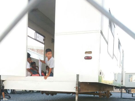 Debido a la falta de los libros y el material educativo, los menores concluyen las clases antes del horario normal. 