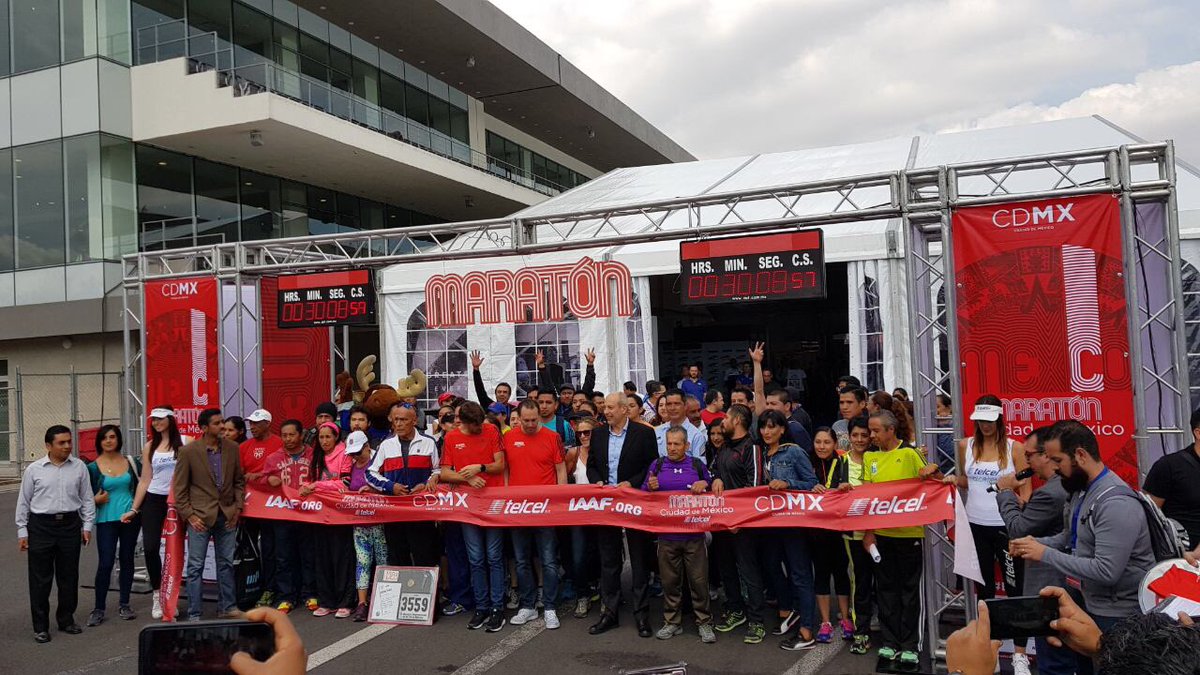 Horacio de la Vega, director del Indeporte, cortó el listón de la Expo Maratón
