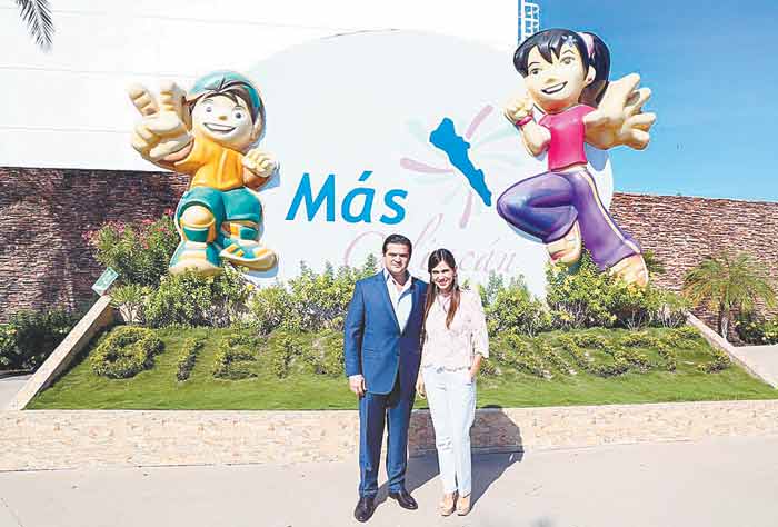 El alcalde de Guadalupe y su esposa Lucía Todd de Cienfuegos.