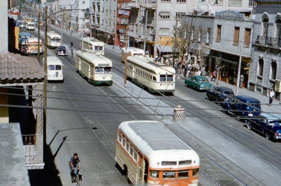 La avenida Revolución a la altura del cruce con José Martí en la década de los cincuenta. En el centro se aprecia una de las boyas que evitaban que lo