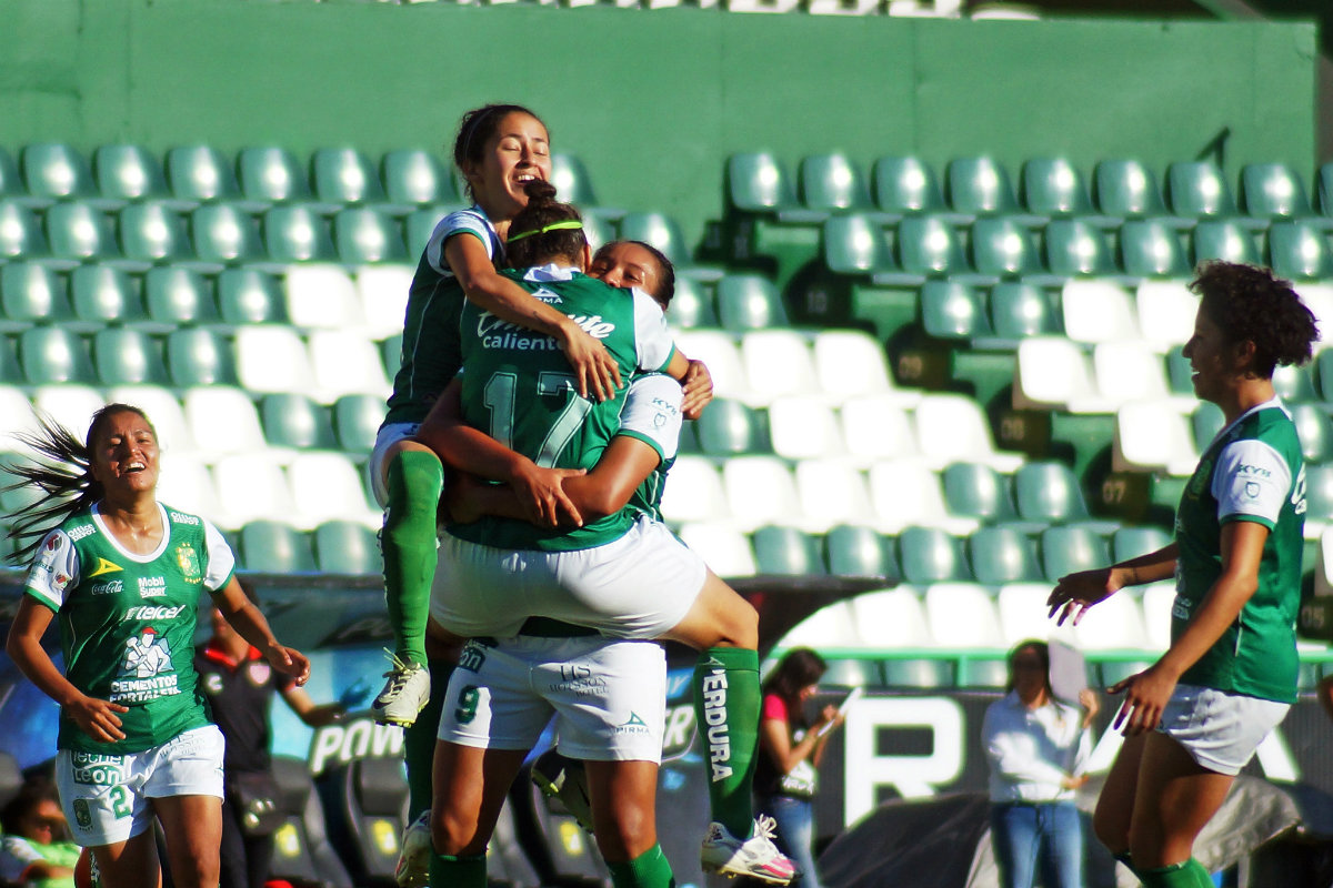 León festeja tras vencer a Necaxa