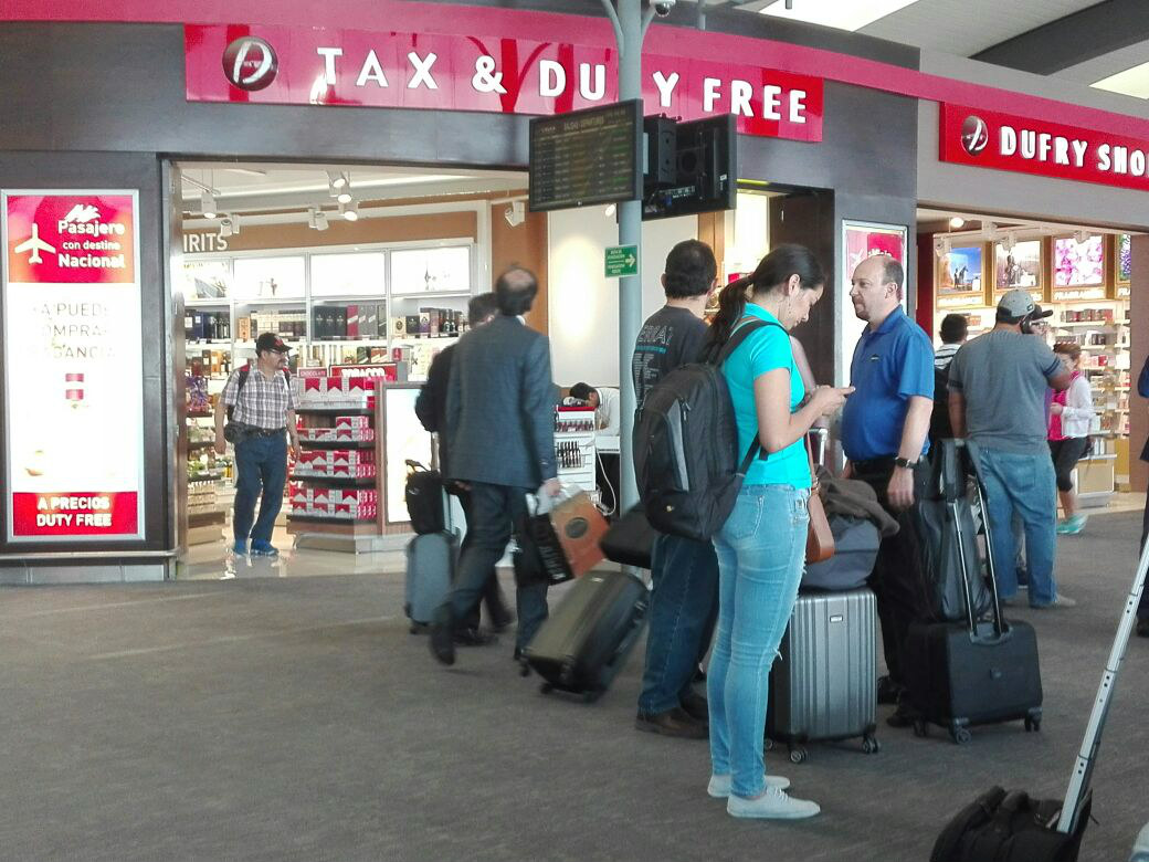 Pasajeros esperando la recalendarización de su vuelo.