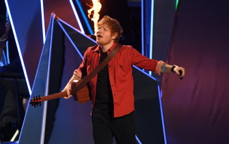 Ed Sheeran 'enamoró' a sus fans con su presentación.