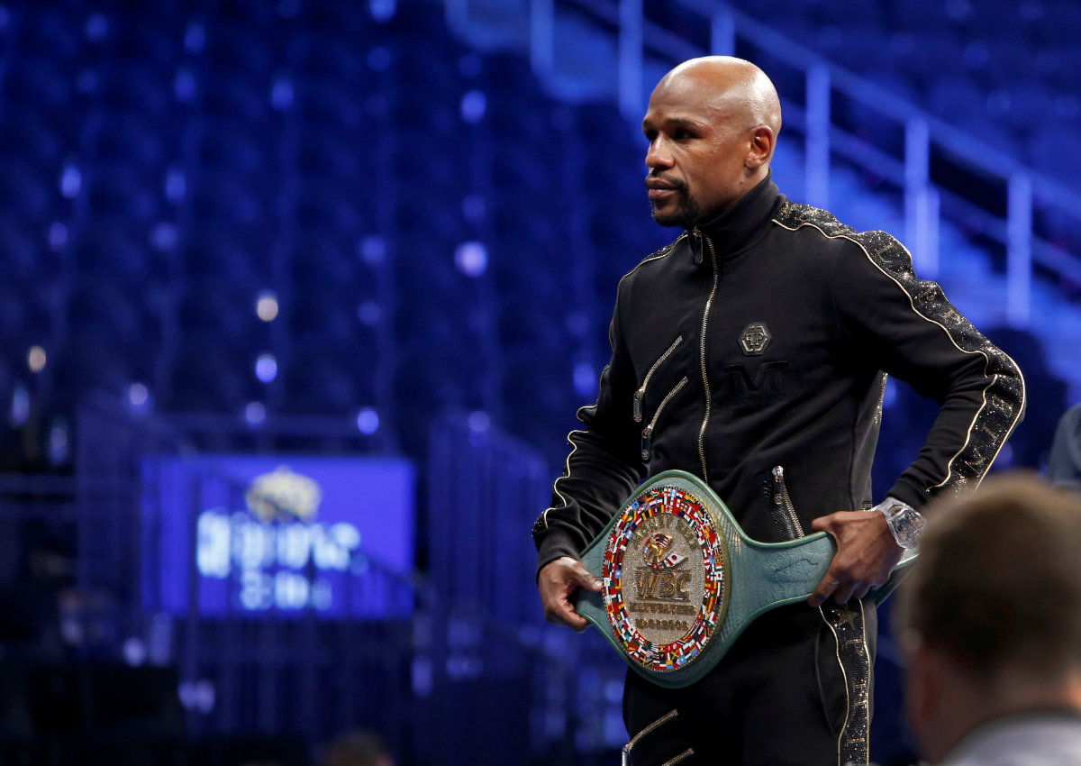 Floyd Mayweather con el cinturón que ganó