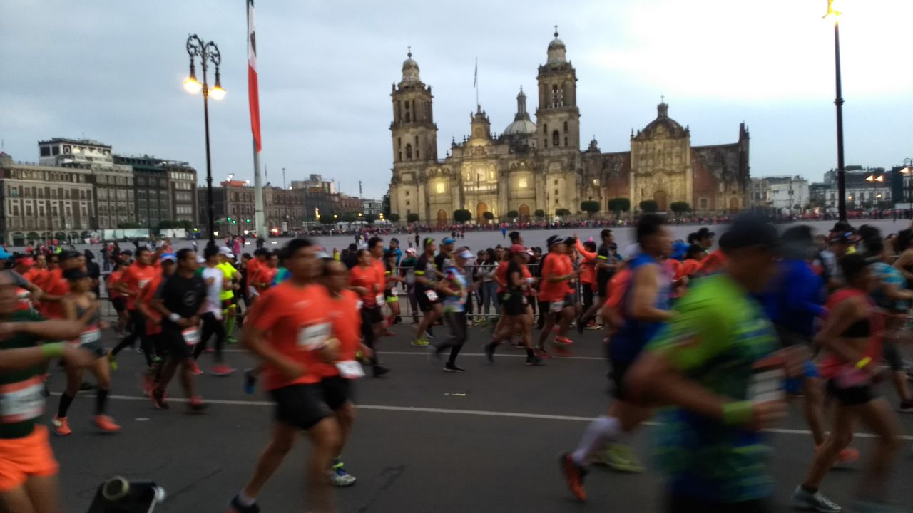 40 mil corredores compiten en el Maratón CdMx 2017