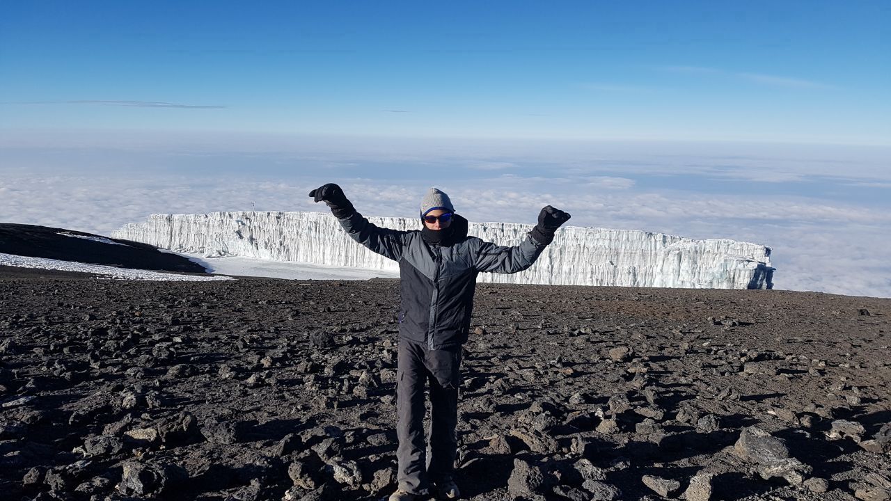 Andrés Pérez Maillar en la cima del Kilimanjaro