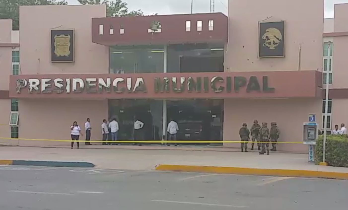 Camioneta queda dentro de las intalaciones de la presidencia municipal en Rio Bravo.