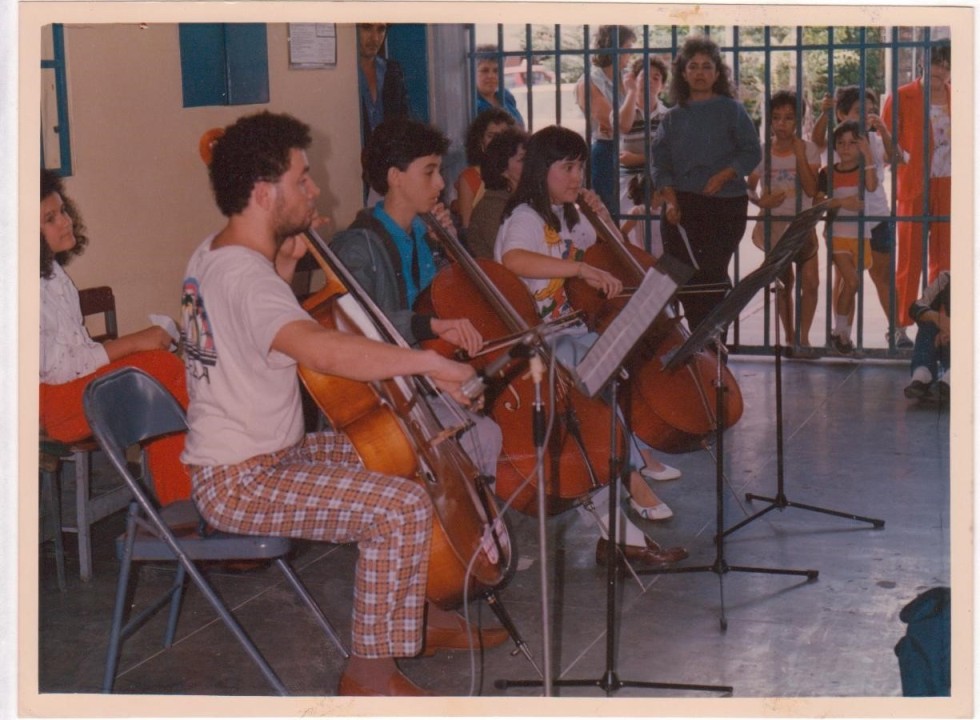 Desde pequeño se interesó por la música y se especializó en violonchelo.