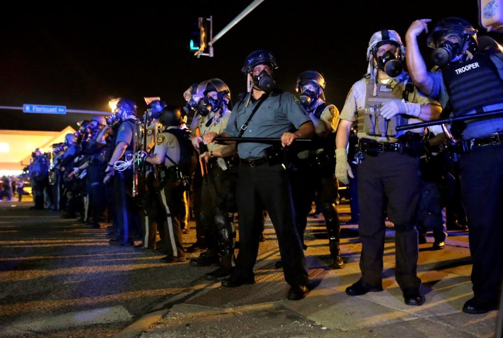 Donald Trump autorizará la venta de equipo militar como bayonetas y lanzagranadas a las fuerzas policiales.