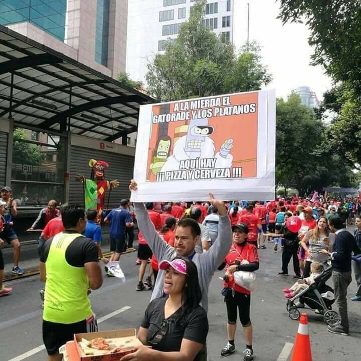 Gente optó por ofrecer Pizza y Cerveza durante el Maratón de la Ciudad de México