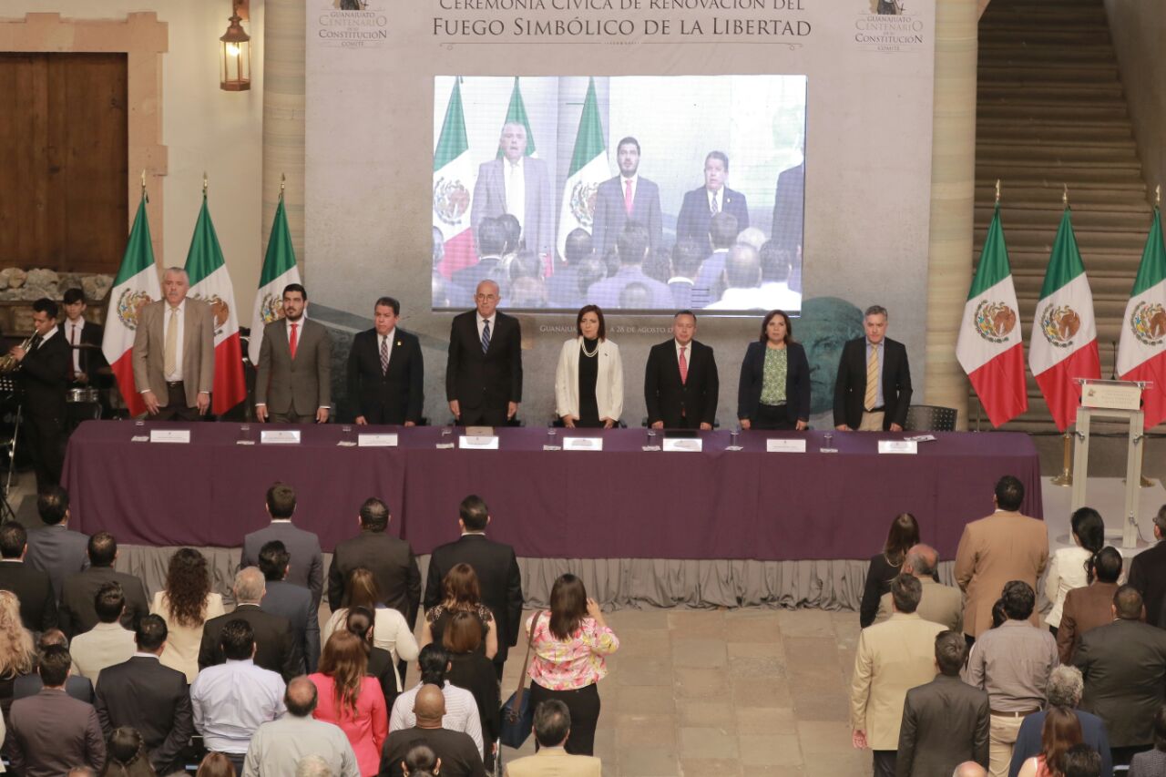 Miembros del Congreso del Estado durante la ceremonia del Fuego Simbólico de la Libertad