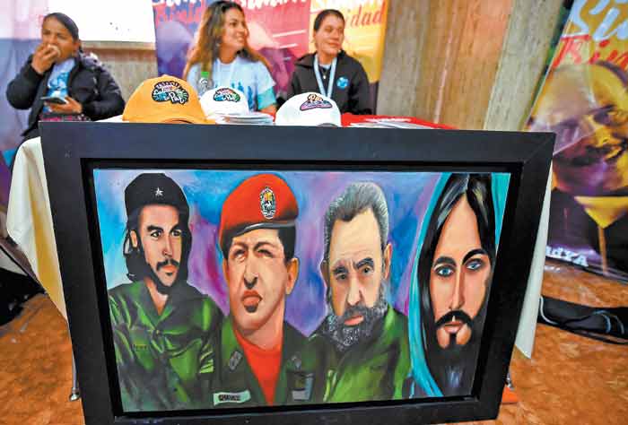 Miembros de la FARC, en una de las mesas de recepción.