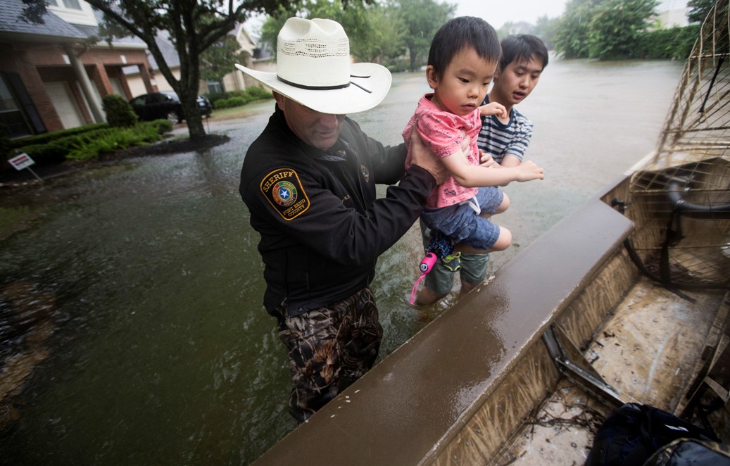 Al menos tres personas murieron tras el paso del huracán Harvey por Texas.