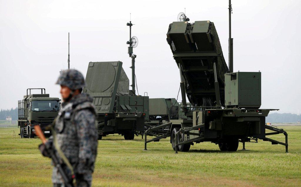 Un soldado de las Fuerzas de Autodefensa de Japón participa en un simulacro para movilizar su unidad de misiles Patriot Advanced Capability-3 tras el 
