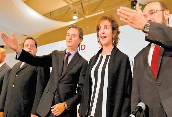 La embajadora y el secretario Nuño en la firma del convenio entre la Anuies y la Agencia para el Desarrollo Internacional de Estados Unidos.