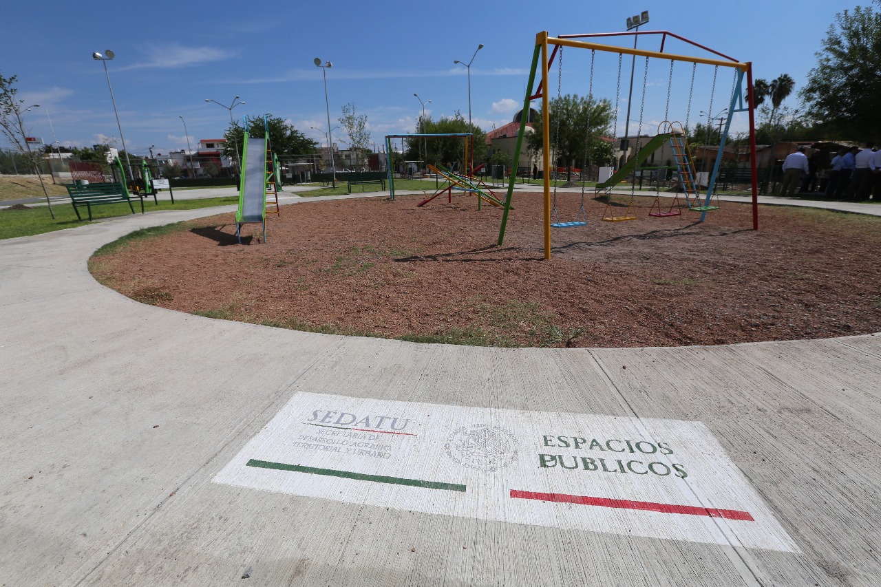Hoy entregaron una plaza rehabilitada a los vecinos de la colonia Fuentes de San Miguel . 
