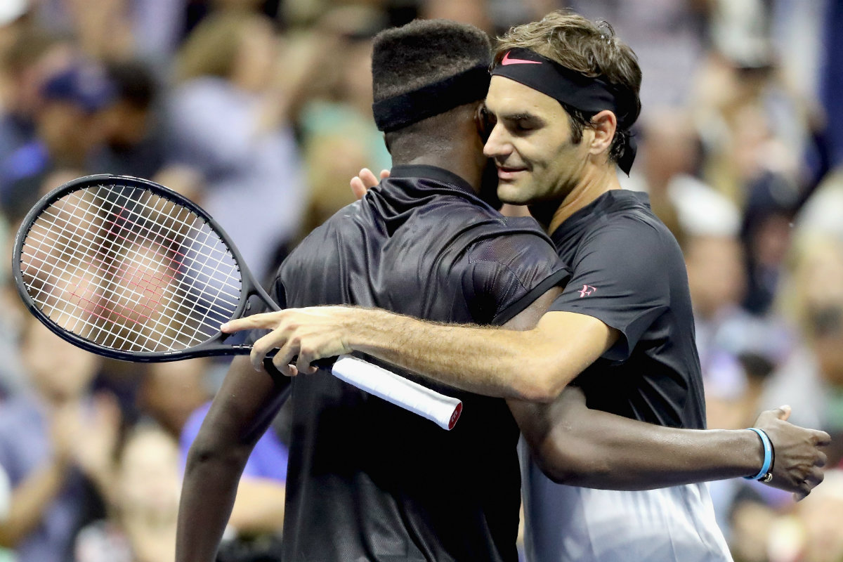 Frances Tiafoe y Roger Federer se abrazan al finalizar su match