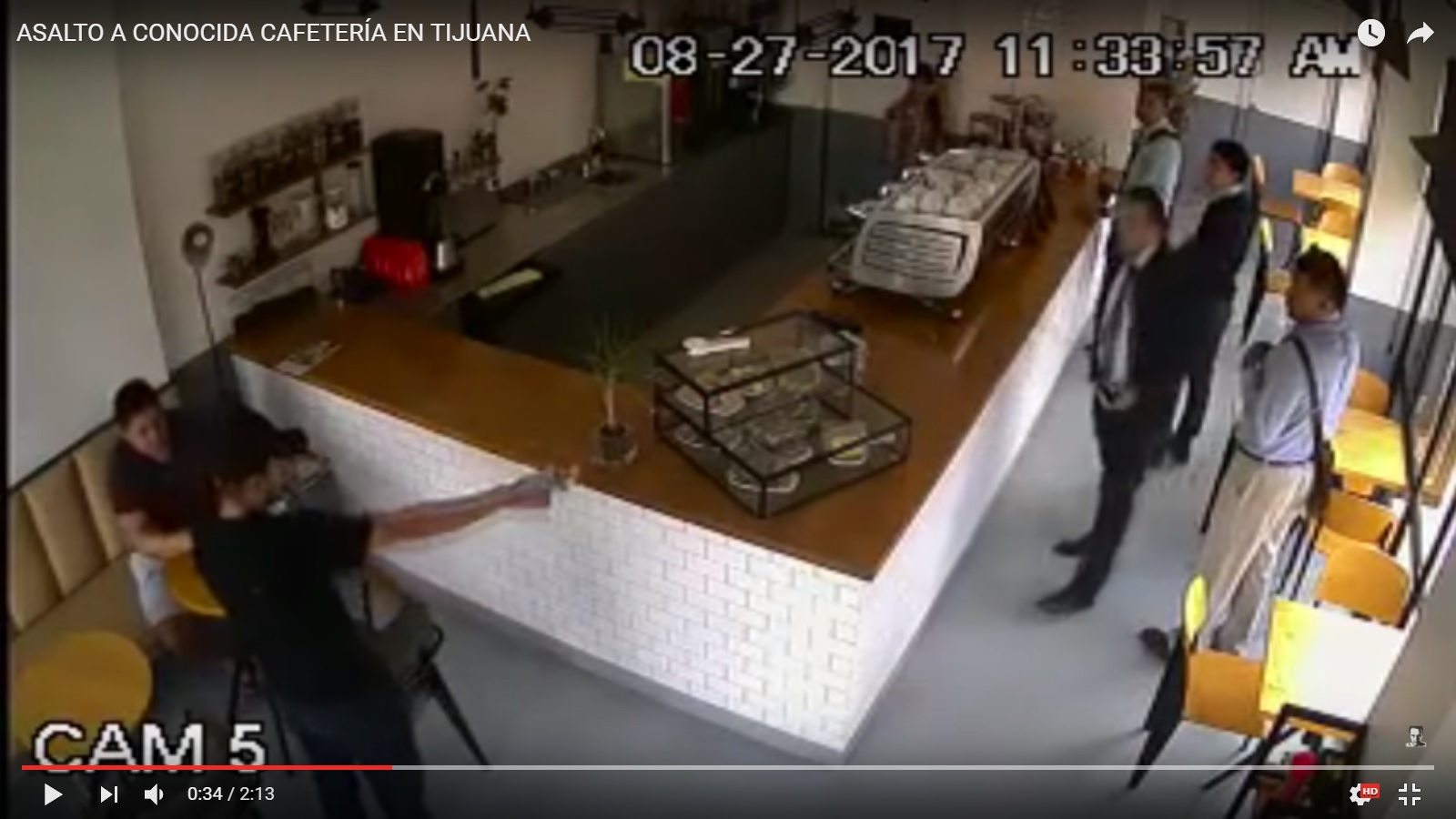 La grabación muestra cuando el ladrón revisa la mochila de un cliente y después se la regresa.
