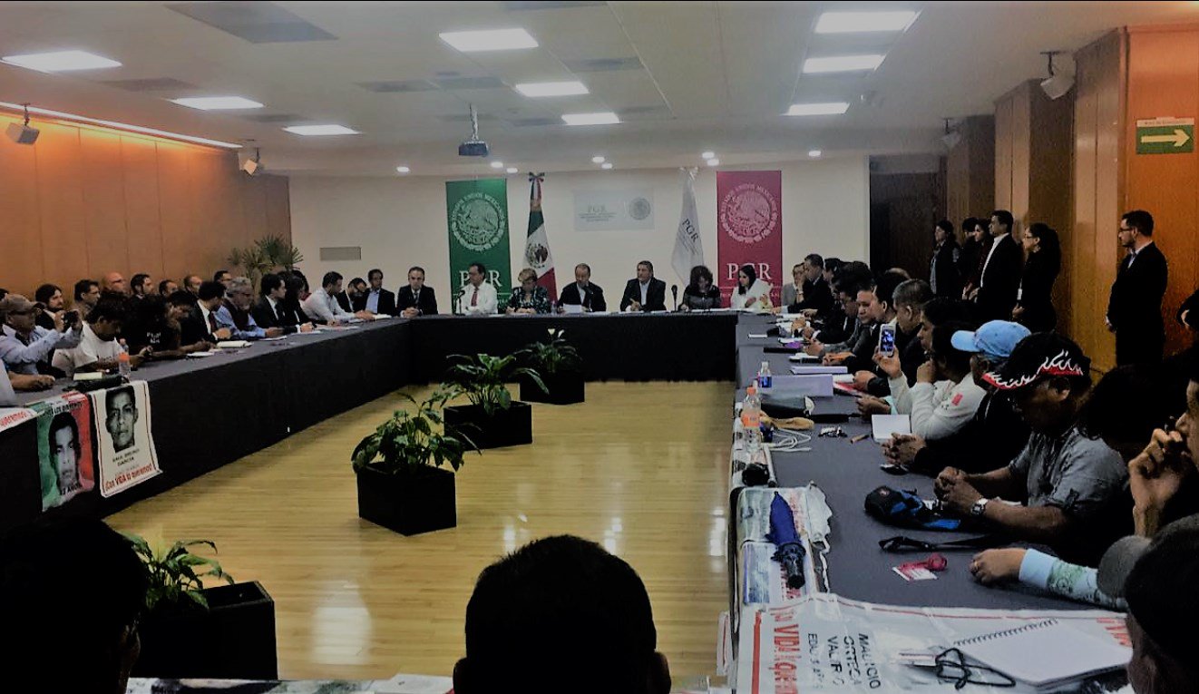 Padres de los 43 normalistas de Ayotzinapa se reunieron con el procurador Raúl Cervantes para conocer el avance de las investigaciones del caso.