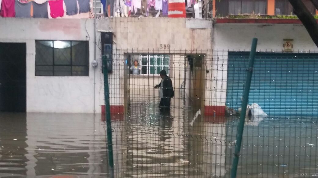 Debido a la lluvia, se inundaron casas de la colonia Pensador Mexicano de la delegación Venustiano Carranza.