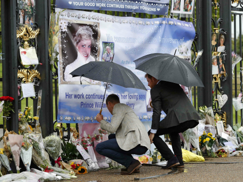Los príncipes rindieron homenaje a su madre en el palacio de Kensington 