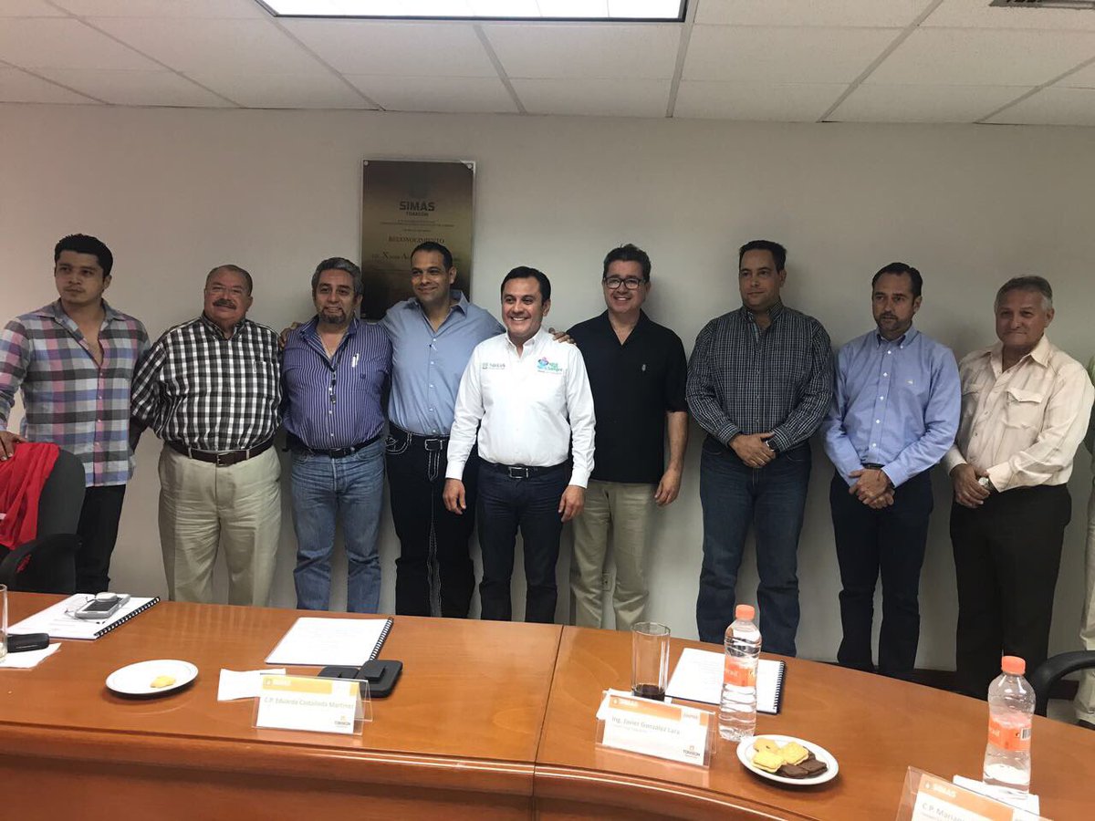 Simas Torreón develó una placa en honor al trabajo realizado por Xavier Alain Herrera Arroyo.