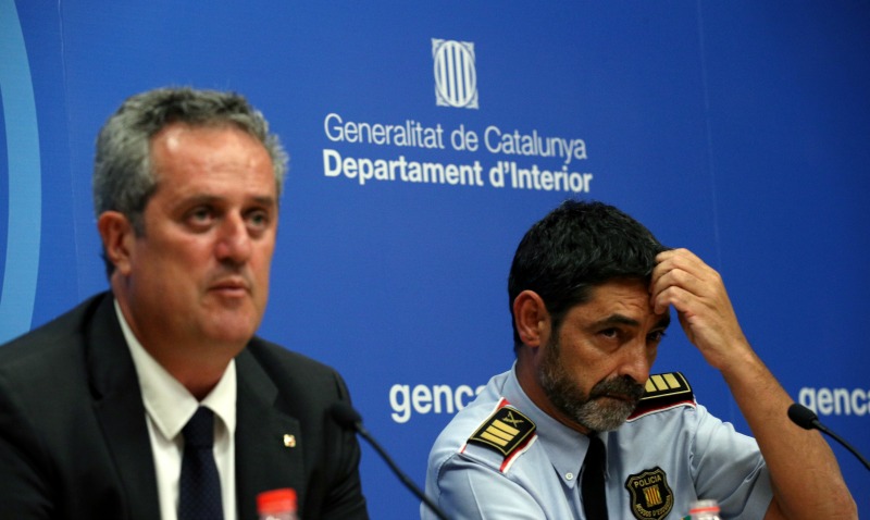 El consejero de Interior catalán, Joaquim Forn (izq), y el jefe de los Mossos d'Esquadra, Josep Lluis Trapero, en conferencia de prensa en Barcelona.