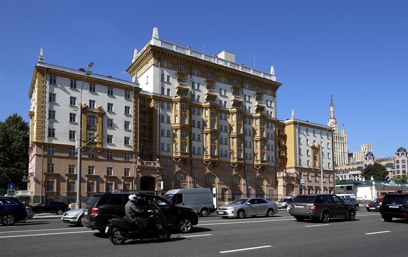 La embajada de EU en Moscú dejará de suministrar visados a ciudadanos rusos a partir de este viernes.