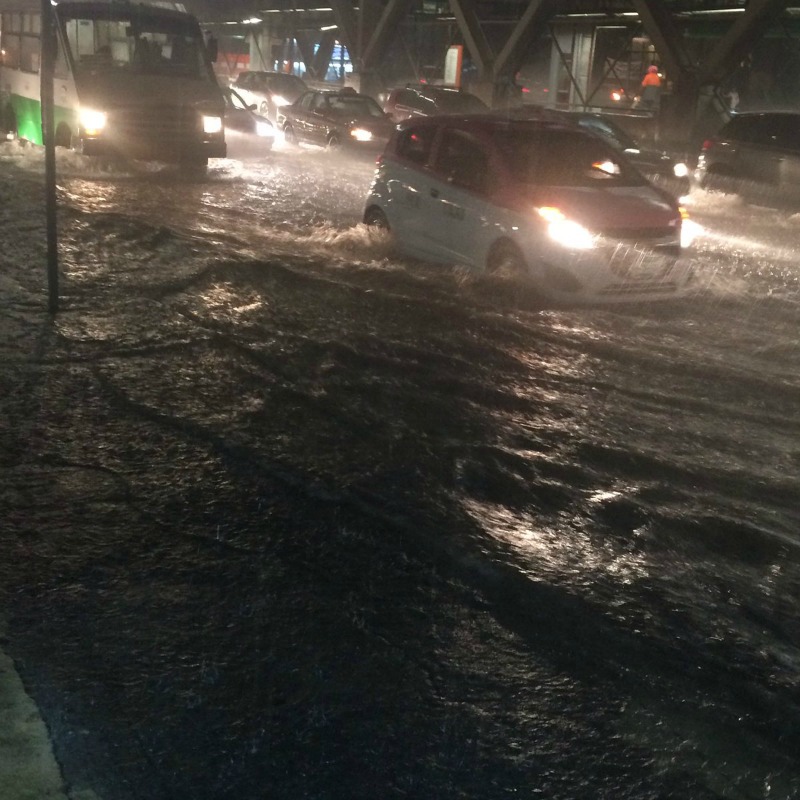 En el Eje 3 a la altura del metro Aculco estaba inundado 