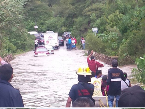 Fuerzas de seguridad y brigadistas de Protección Civil activaron un plan de contingencia por el desbordamiento del río mixteco.