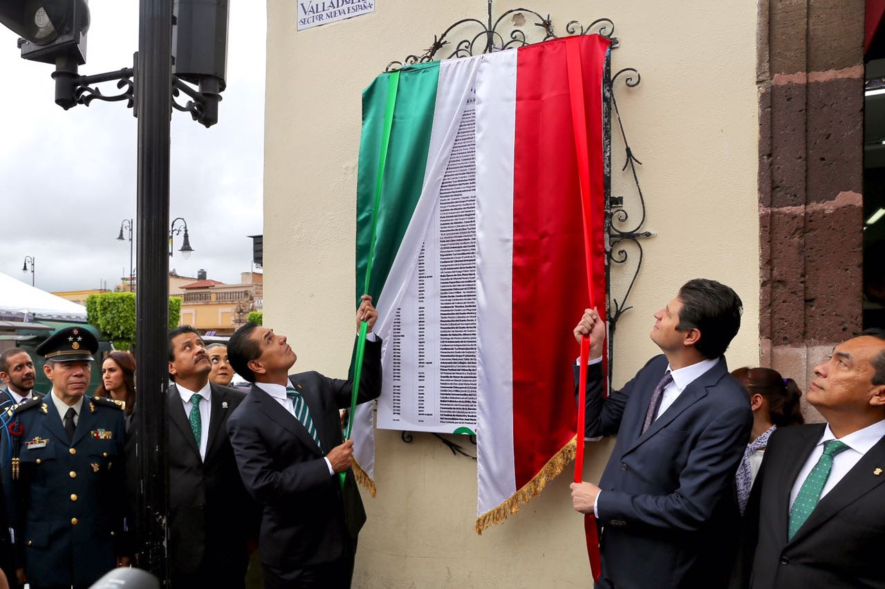 El gobernador de Michoacán, Silvano Aureoles, encabezó el recorrido en bando solemne para la colocación del programa de actividades.