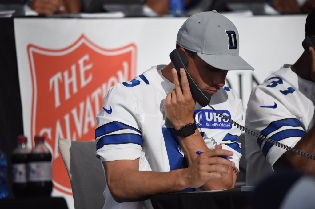 Jugadores de Dallas contestan llamadas para recaudar fondos