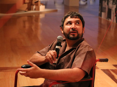 El artista Héctor Zamora recorrió la exposición en silla de ruedas. 