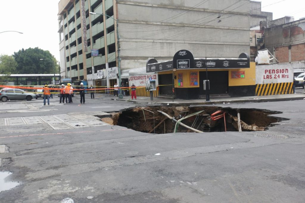 El socavón se formó en las calles Humboldt y Cristóbal Colón, de la colonia Centro en la delegación Cuauhtémoc.