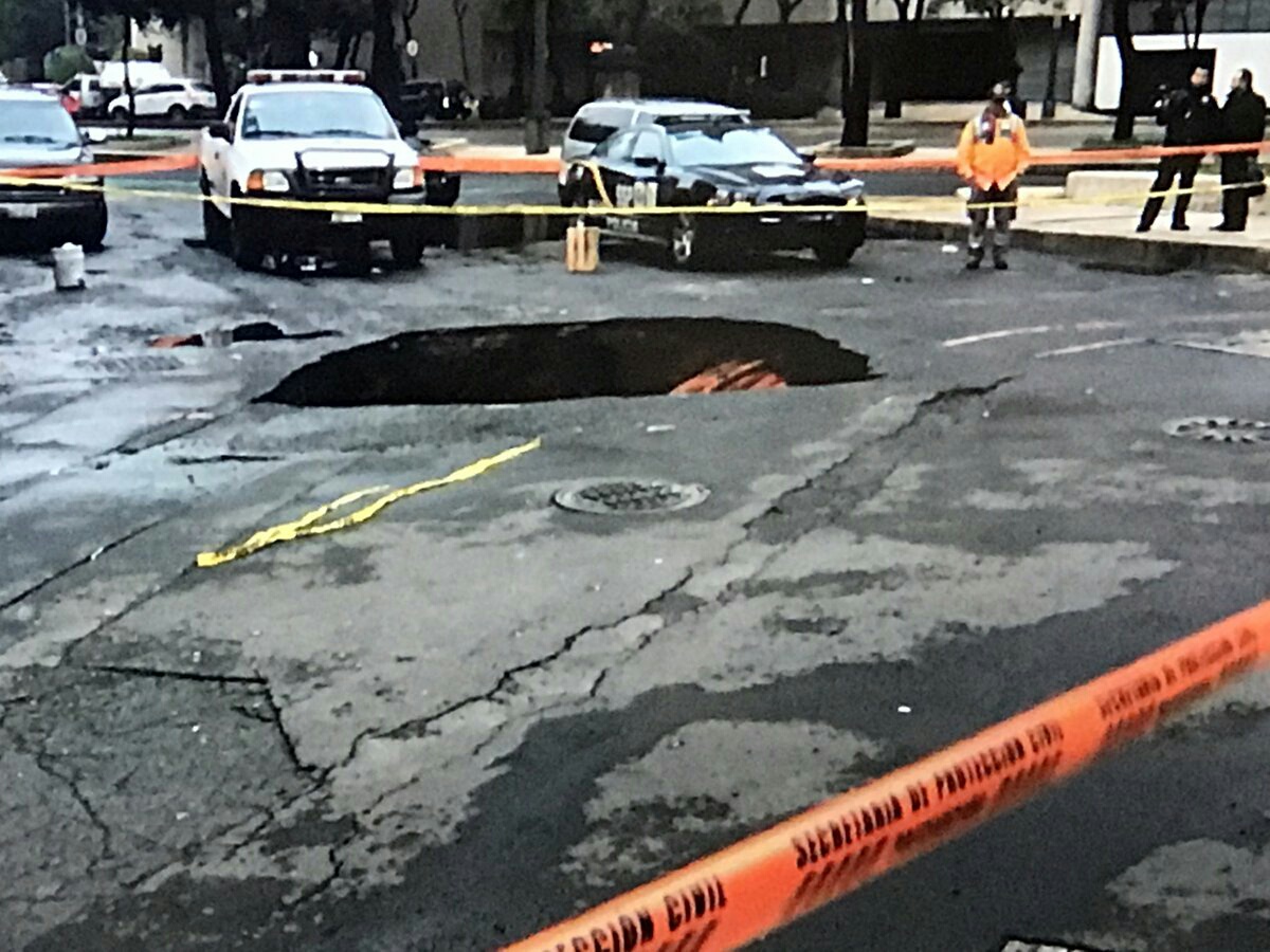 El socavón se formó entre las calles Humboldt y Cristóbal Colón,colonia Centro.