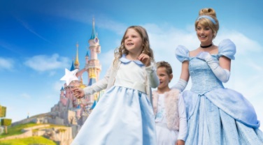 Disneyland París se disculpa por prohibir a un niño ser "Princesa por un día".