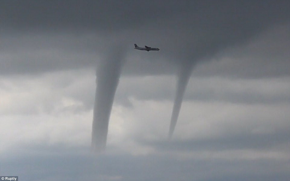 El avión tuvo que esquivar tres tornados para aterrizar.