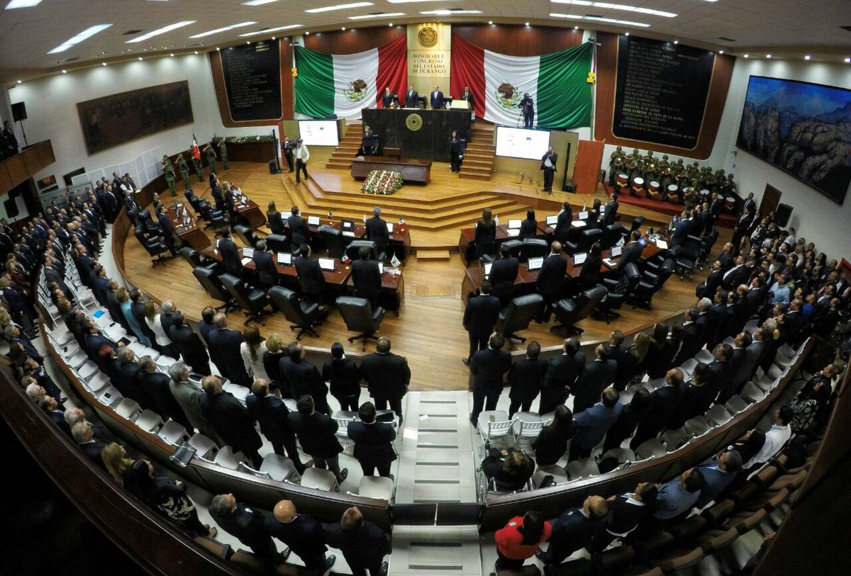 José Rosas Aisuro, Gobernador de Durango, entregó su primer informe al Congreso.
