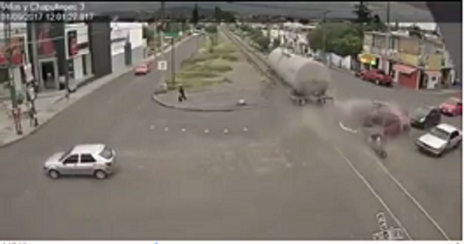 EL vagón pasó a gran velocidad llevándose lo que se encontró a su paso.