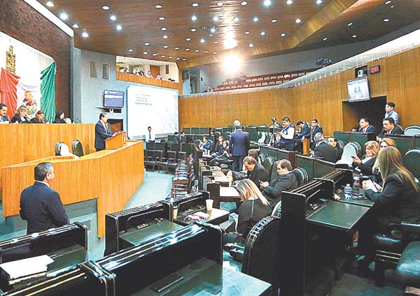 Daniel Carrillo presentó la convocatoria en el Pleno.