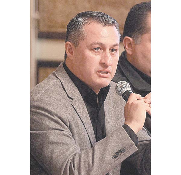 El alcalde César Valdés.