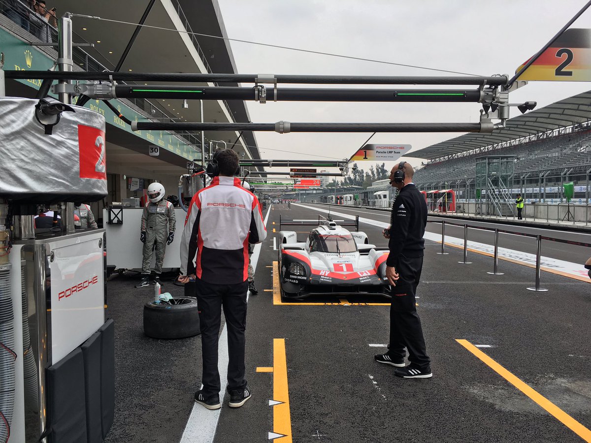 El equipo de Porsche en las prácticas de las 6 horas de México