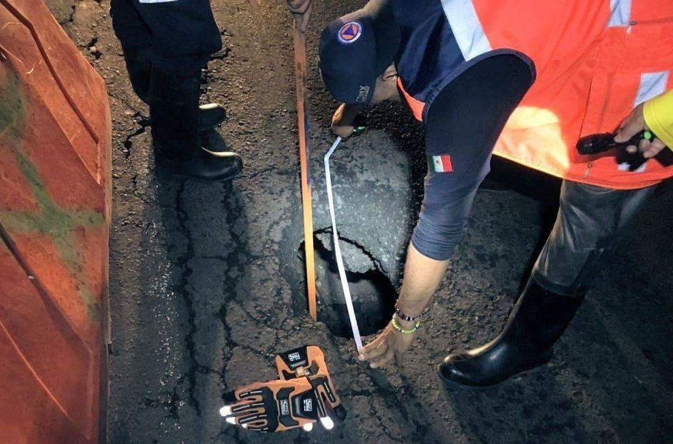 El socavón se fue atendido por elementos de Protección Civil.