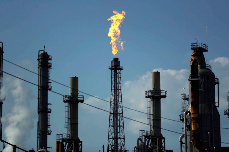 Los residentes localizados a dos kilómetros de la refinería fueron evacuados.
