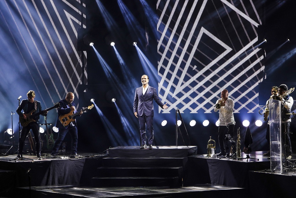 Un magno y abarrotado concierto fue el que ofreció Alejandro Fernández l