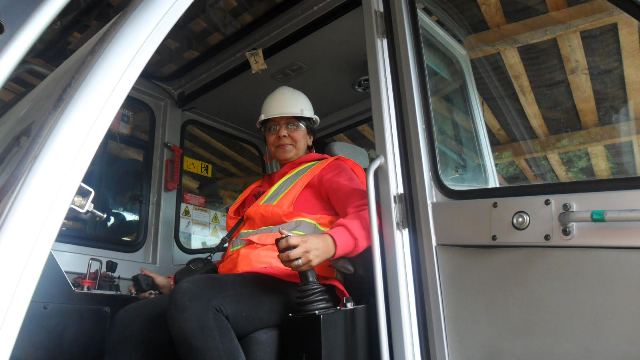 Mujeres trabajando en la industria