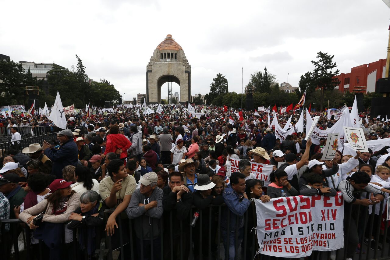 Militantes de Morena se reunieron en el Monumento a la Revolución en apoyo a López Obrador.  