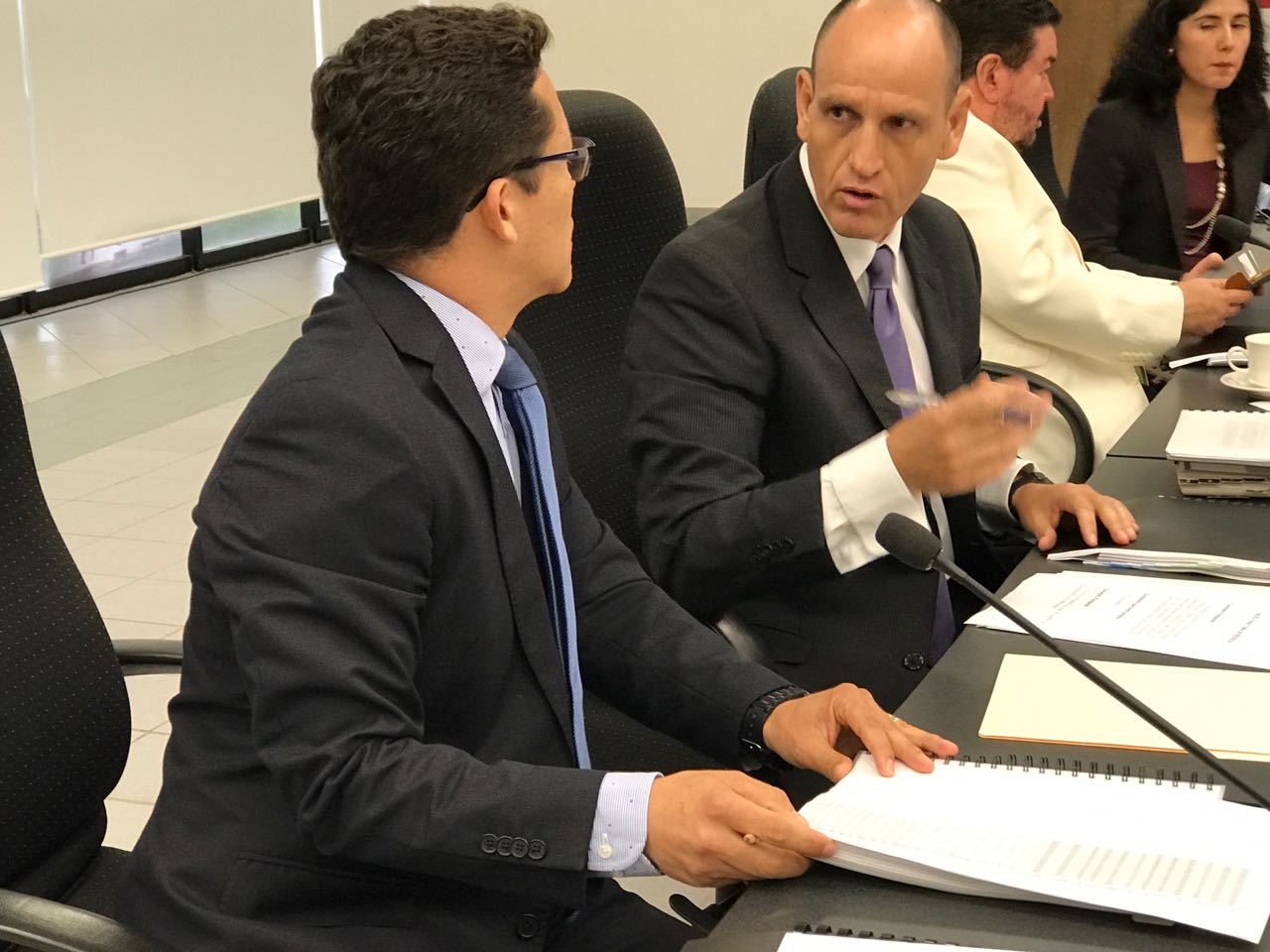 EL presidente del Consejo General del IEEG Mauricio Guzmán (der.)