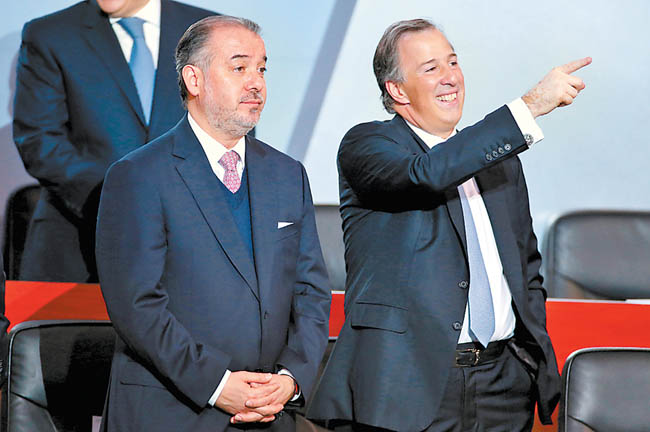 El procurador general Raúl Cervantes y el secretario de Hacienda, José Antonio Meade, durante la ceremonia. 