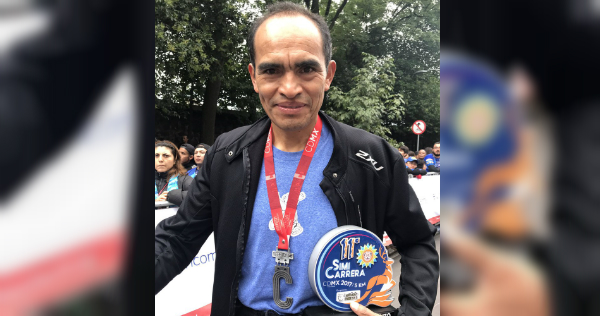 Sergio Jiménez Cansino, conocido como el Dr. Simi corredor, recibió su medalla